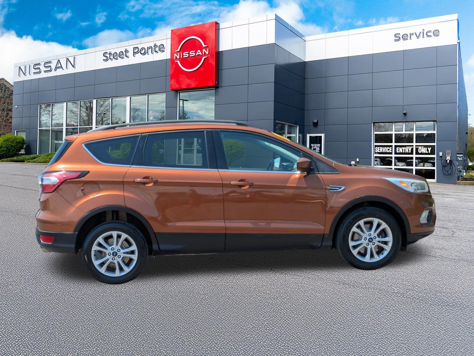 Used 2017 Ford Escape SE with VIN 1FMCU9GD5HUE82205 for sale in Yorkville, NY