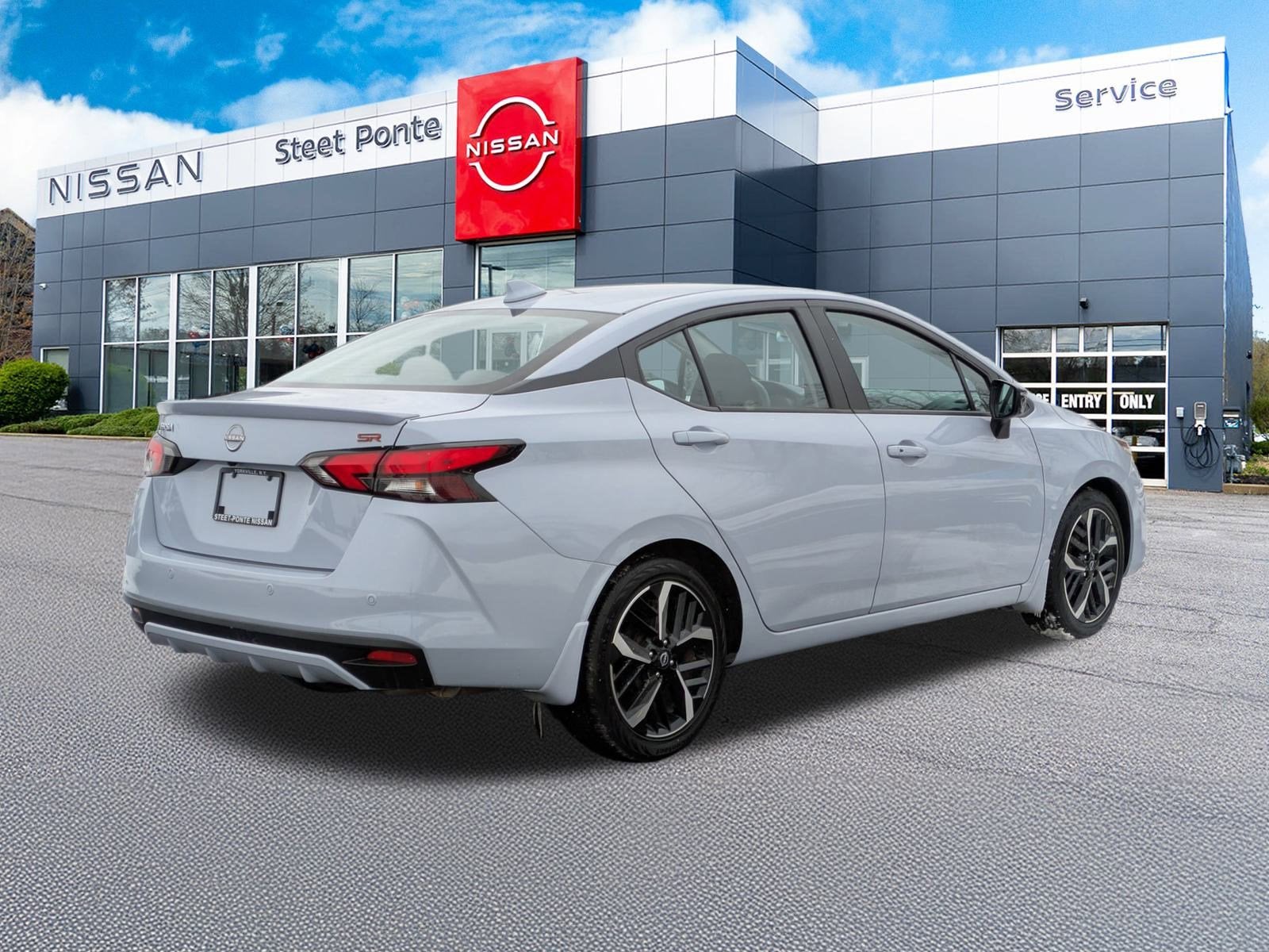 2025 Nissan Versa SR