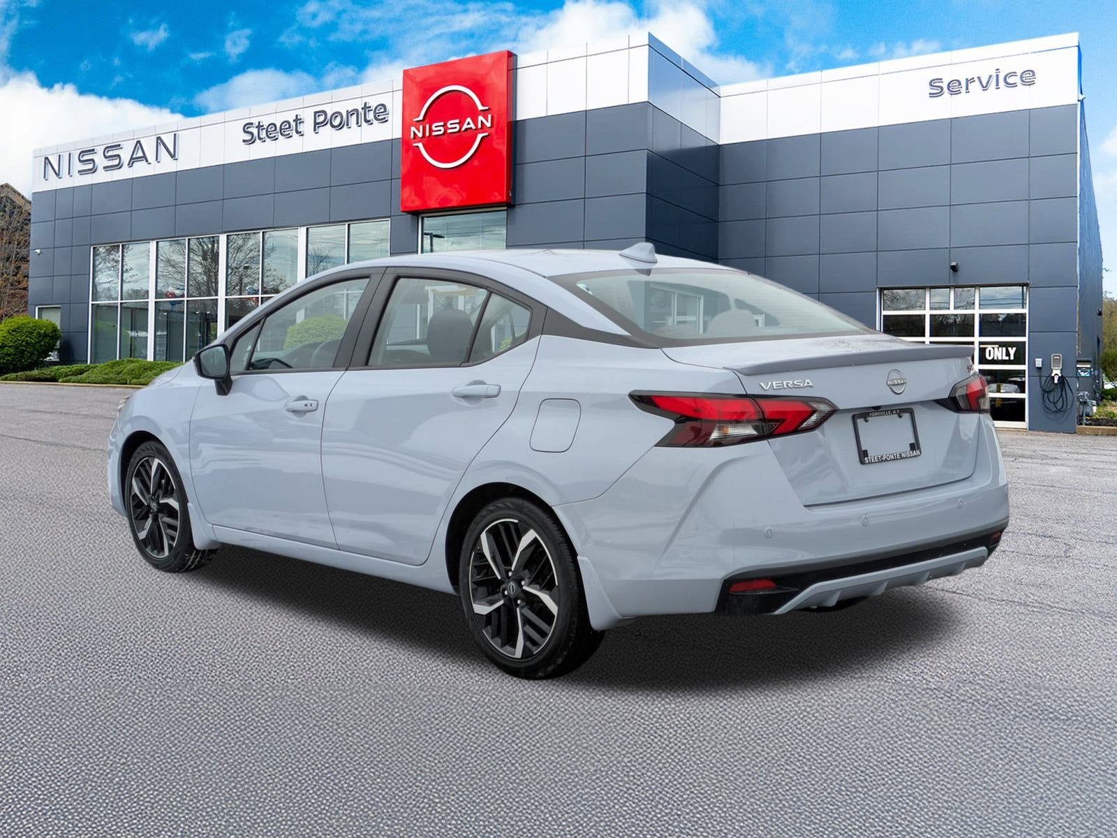 2025 Nissan Versa SR