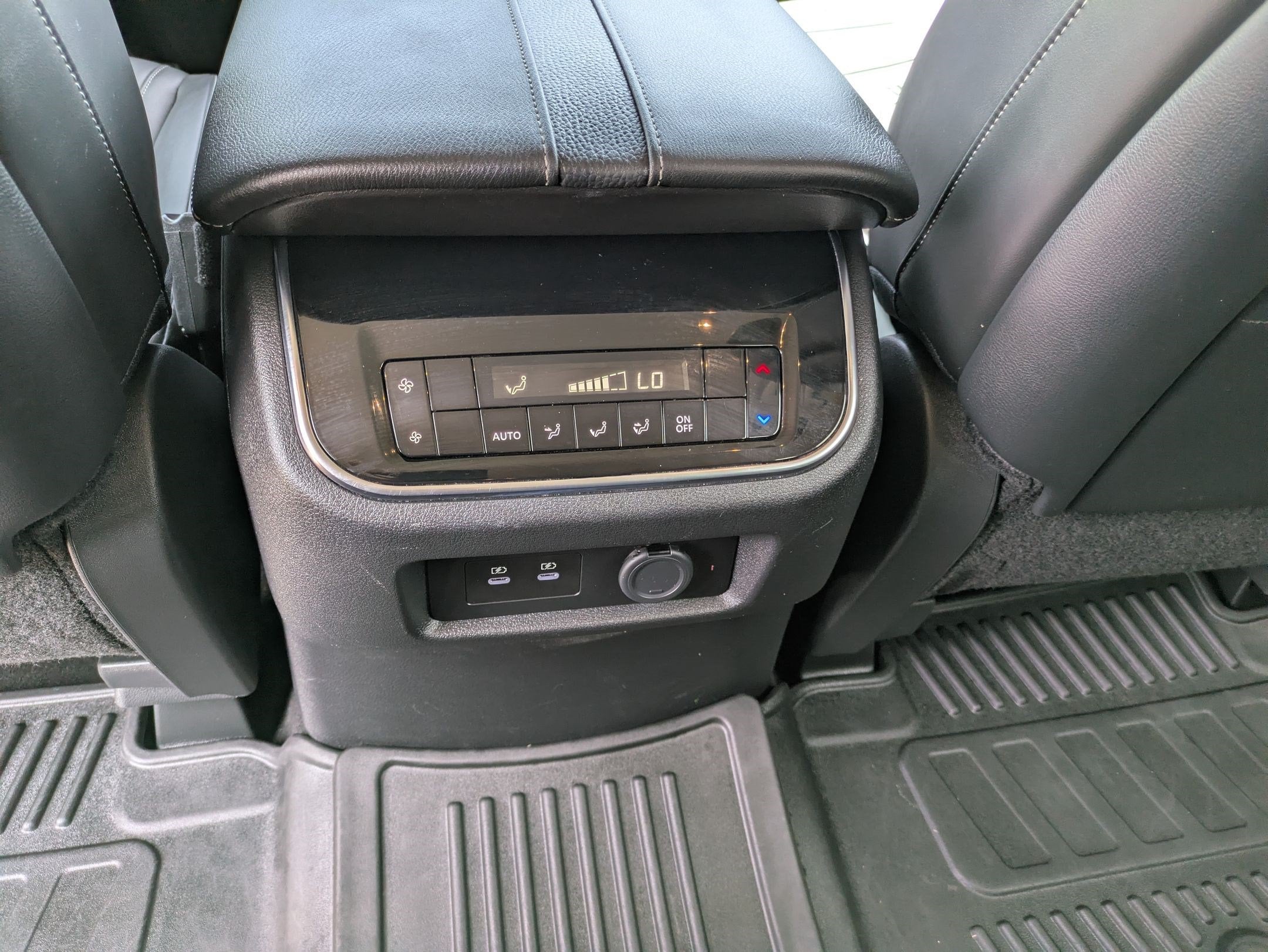 2026 Nissan Armada SV - Photo 18