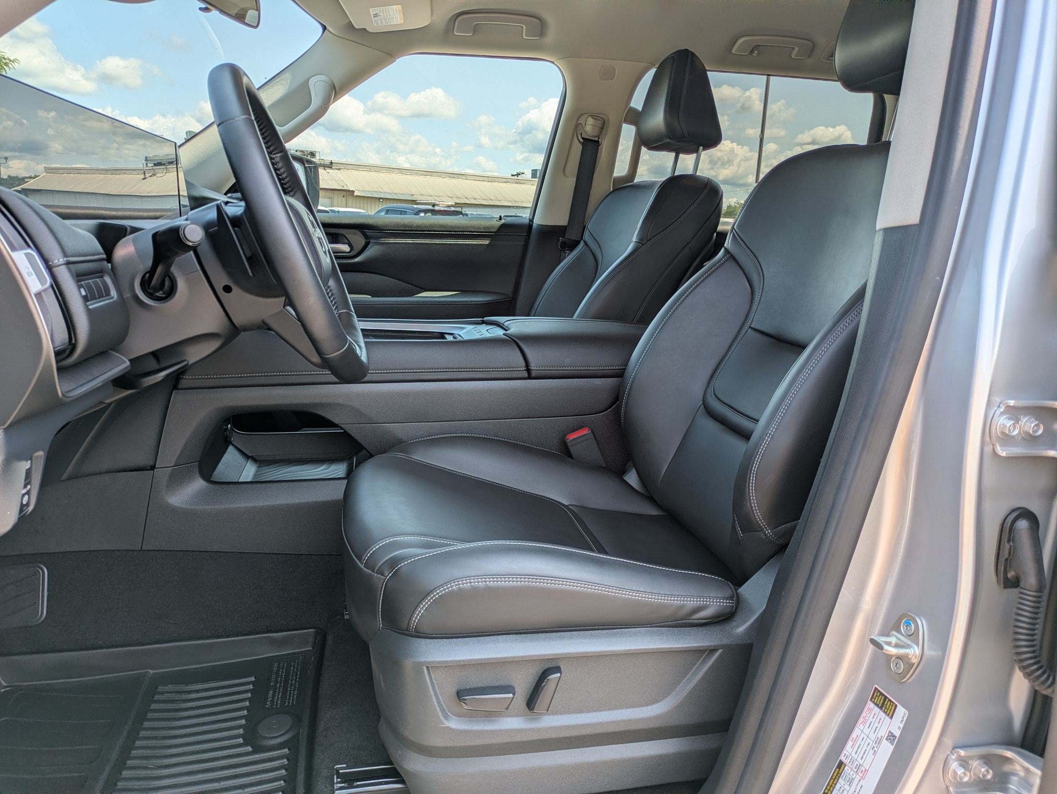 2026 Nissan Armada SV - Photo 7