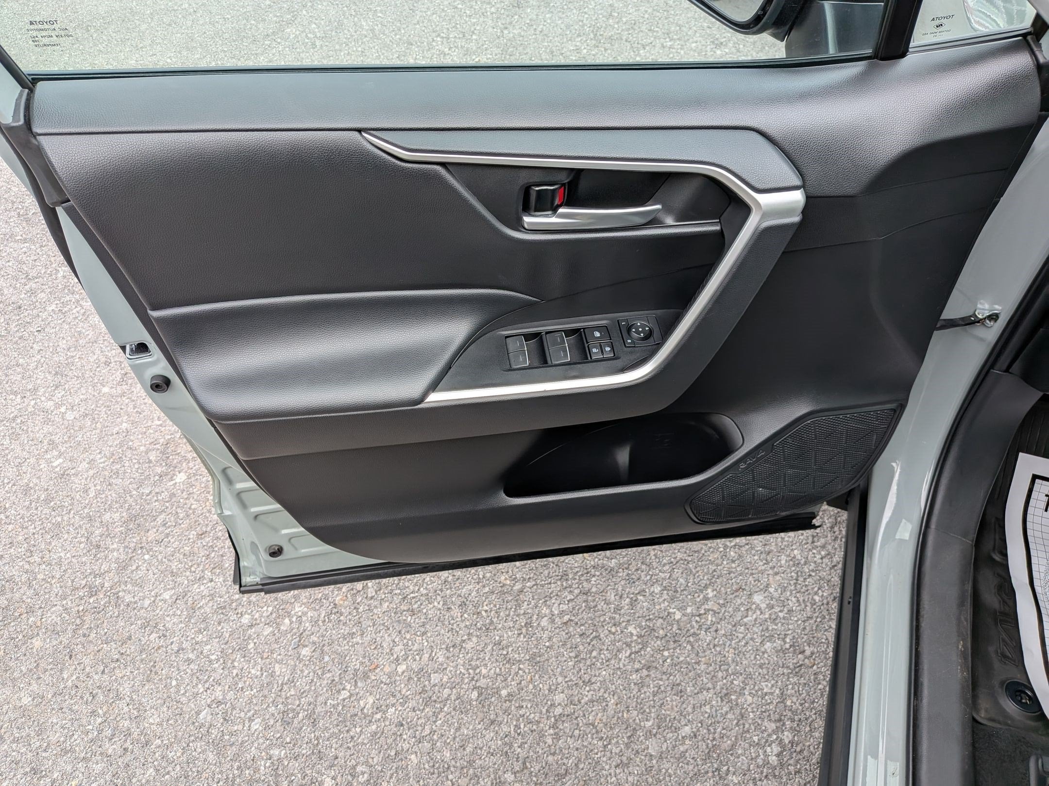 2023 Toyota RAV4 XLE w/ Convenience & Cold Weather Pkg