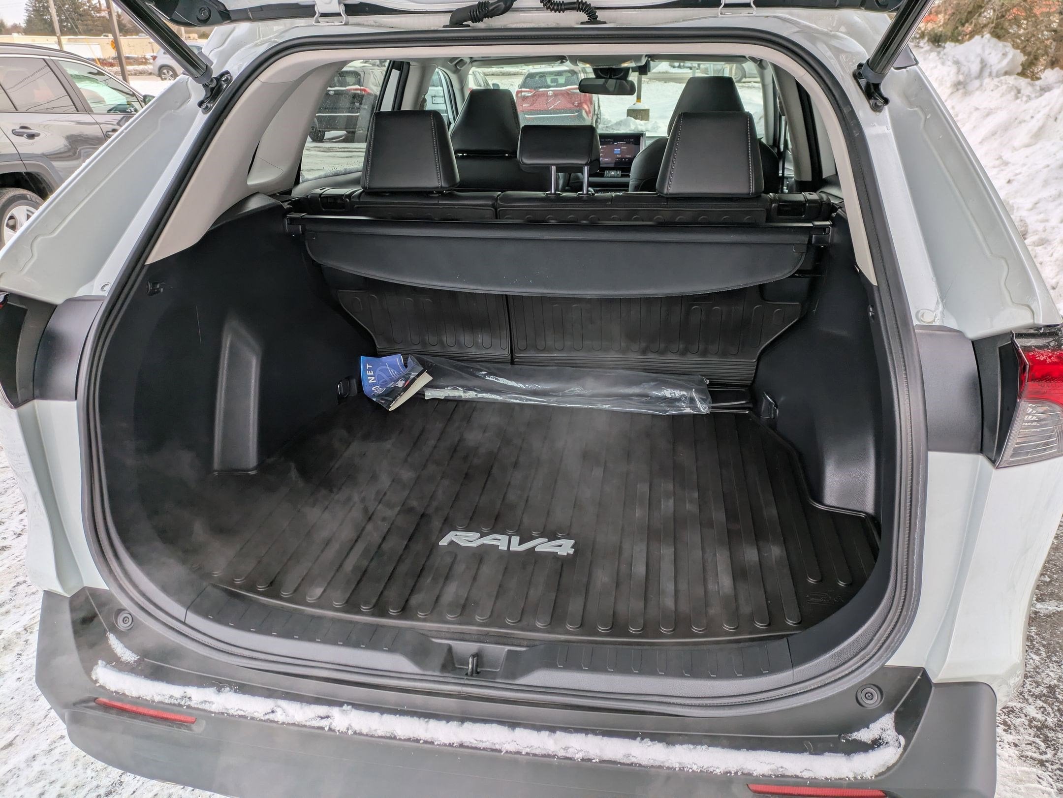 2023 Toyota RAV4 Hybrid XLE Premium w/ Cold Weather Pkg