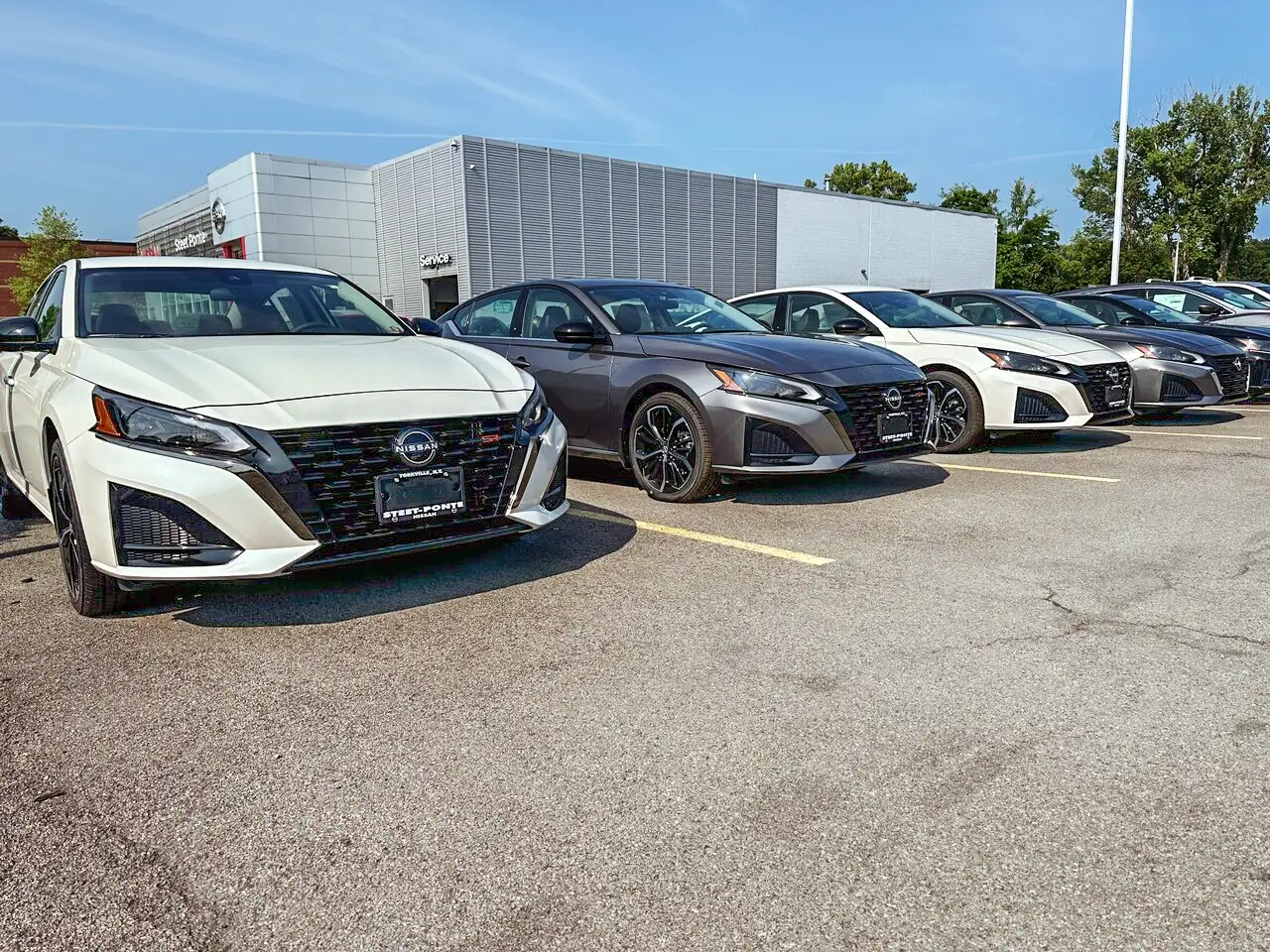 Steet Ponte Nissan lot